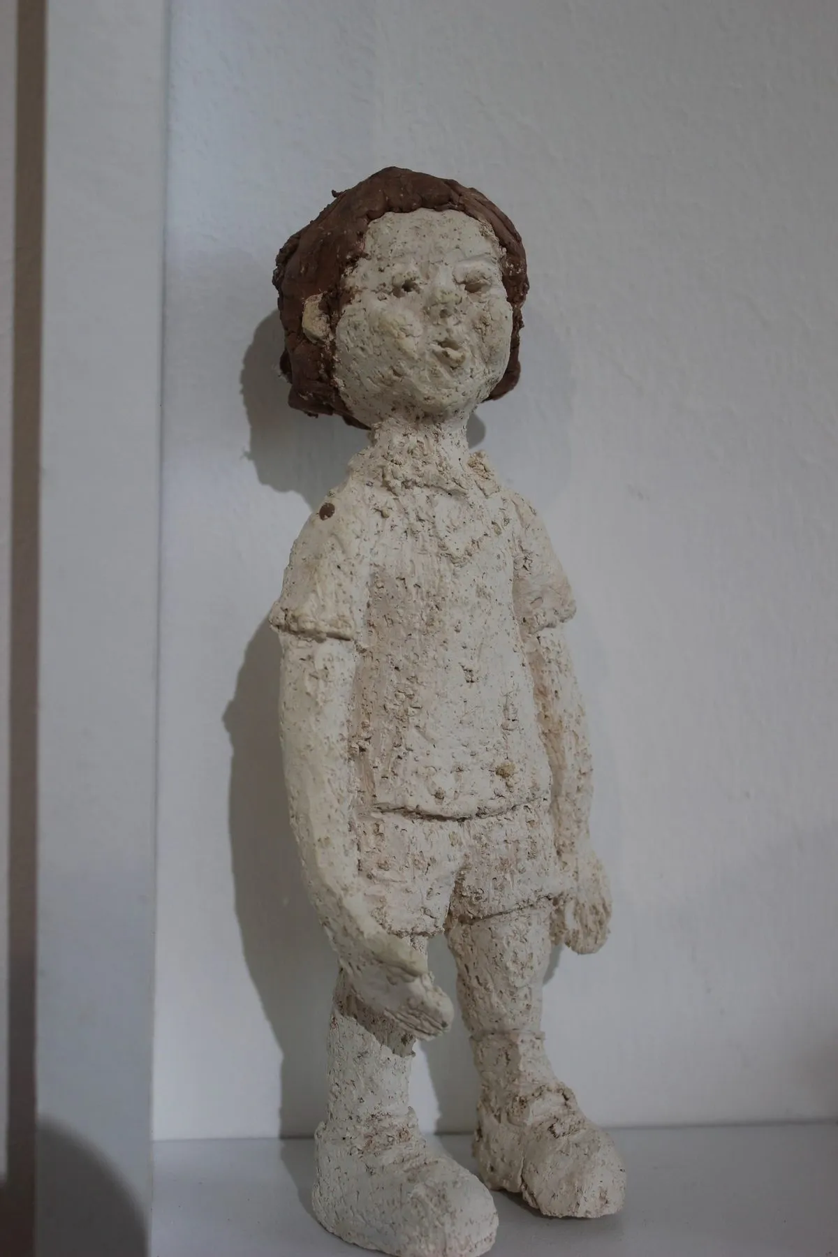 Escultura de un niño de pie, serie Identità