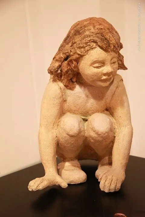 Mi niña interna, front view: crouching girl with her hands resting on the ground