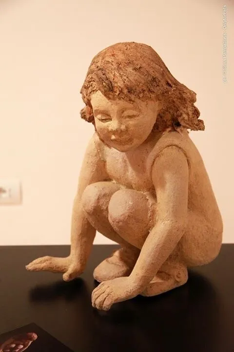Mi niña interna, three-quarter view