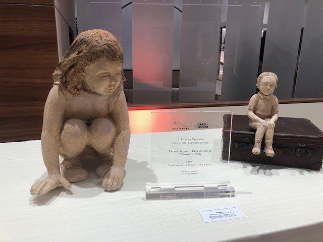 Mi niña interna en exposición, junto a una pieza pequeña sobre una valija y la placa del premio
