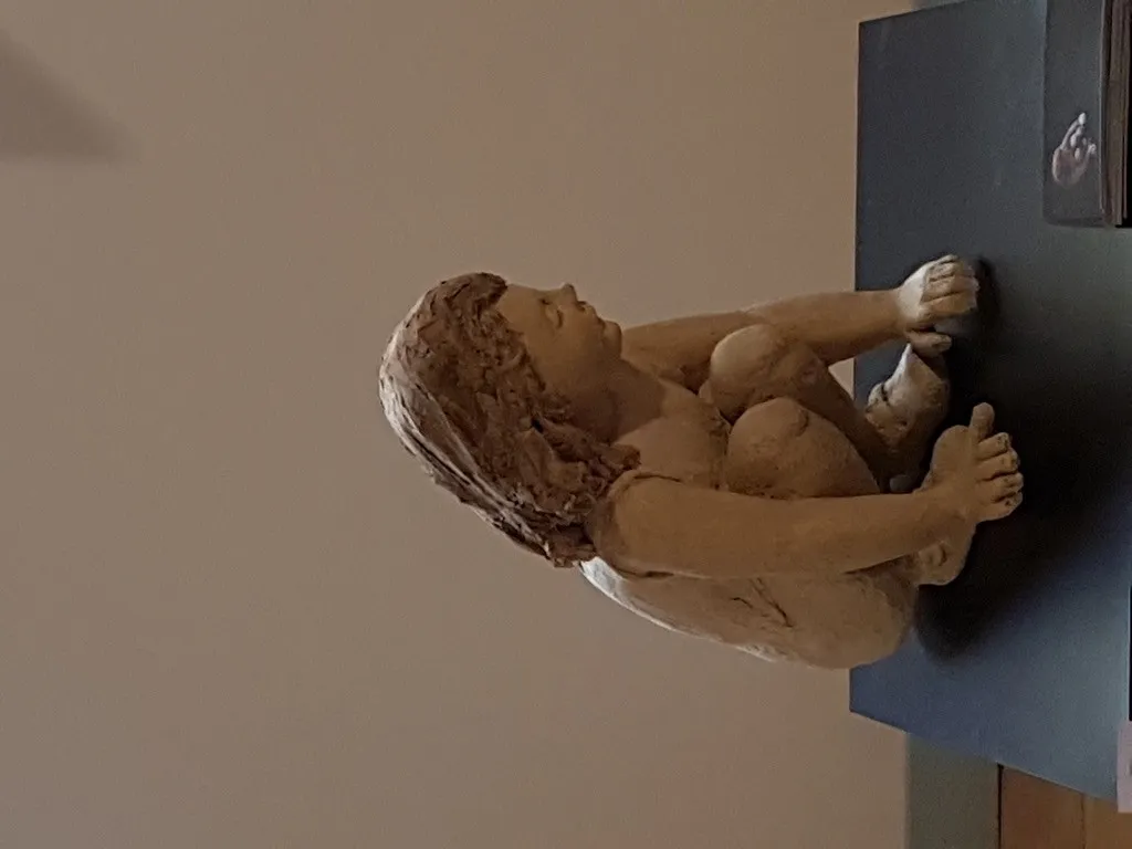 Mi niña interna seen from above, in the exhibition room