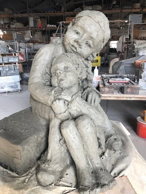 Trasmigrare nell'Amore: sculpture of two children embracing, in progress at the studio in Vietri sul Mare