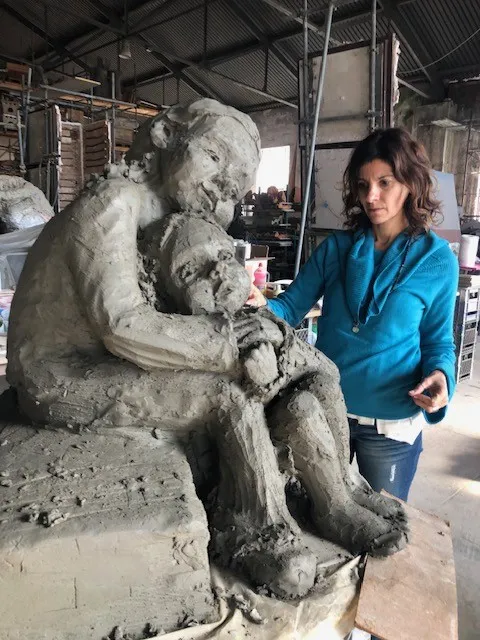 Roxana Esposito accanto alla scultura in lavorazione